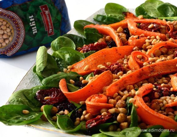 Сервировка: выложить шпинат (предварительно помыть и просушить), затем сверху черный рис, по центру вдоль выложить нут, местами добавить вяленые томаты, сверху — печеную морковь и посыпать все кедровыми орешками. Полить заправкой и подавать к столу.
Приятного аппетита!