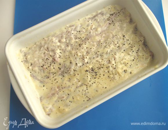 Разделать скумбрию на филе. Приготовить маринад, смешав горчицу, лимонный сок, йогурт, соль. Положить филе в форму шкуркой вниз. Смазать филе скумбрии маринадом, поперчить. Убрать в холодильник на 30 минут.