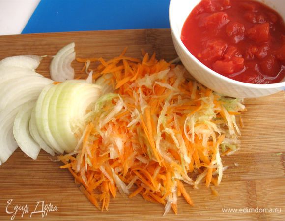 Приготовить начинку. Морковь (почистить) и стебель сельдерея натереть на крупной терке. Лук почистить, нарезать полукольцами. Лук смешать с морковью и сельдереем, посолить, добавить сахар.