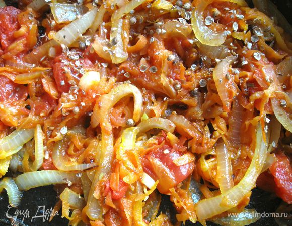 Овощи обжарить на оливковом масле (1 ст. л.), снять с огня. Добавить пассату. Измельчить в ступке семена кориандра. Добавить к начинке, перемешать. 