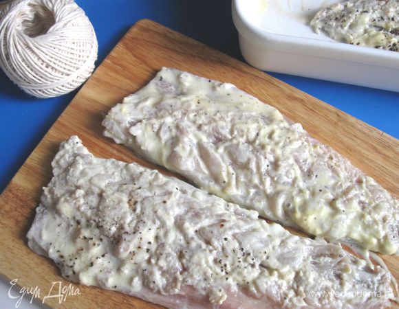 Духовку разогреть до 180°С. Вынуть скумбрию из холодильника. Положить филе на рабочую поверхность шкуркой вниз.