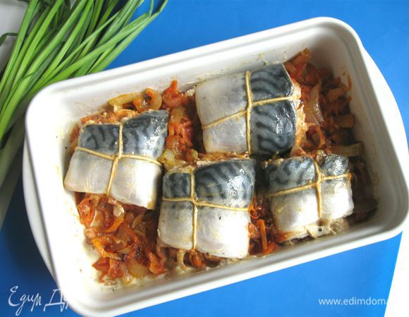 Свернуть рулетом, перевязать кулинарной нитью. Сбрызнуть лимонным соком, смазать оливковым маслом (0, 5 ст. л.). Поставить в духовку на 30 минут.