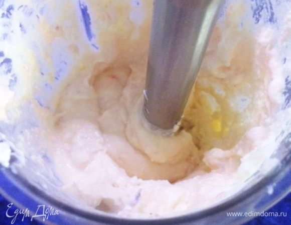 Для крема рыбу режем на кусочки, измельчаем погружным блендером. К рыбе добавляем творожный сыр, майонез, чеснок и все тщательно измельчаем вместе. Пробуем намазку на вкус. Может, нужно будет немного соли добавить, ведь зависит от солености рыбы, творожного сыра. Если есть необходимость, солим и, возможно, перчим на свой вкус.
Крем готов.