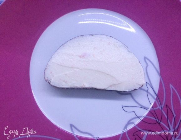 На кусочек черного хлеба наносим творожную намазку/крем или тонким слоем сливочное масло, а можно и вообще ничего (уже на ваш вкус).