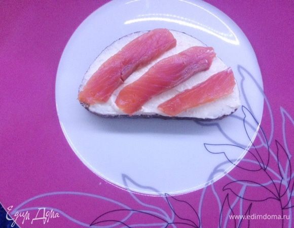 Далее укладываем ломтики красной рыбки.