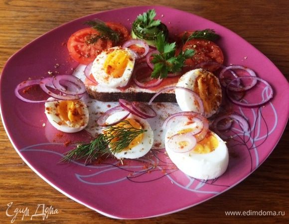 Поверх рыбки укладываем колечки красного лука. Режем произвольно вареные яйца. Подаем с помидорами, особенно вкусно с помидорами-черри. Сверху я присыпала немного орегано сухим и сладкой копченой паприкой. В завершение композиции украшаем листиками петрушки.
Вкусный бутерброд к завтраку с красной рыбкой, варенными яйцами и помидорами. Приятного аппетита! Побалуйте своих близких.