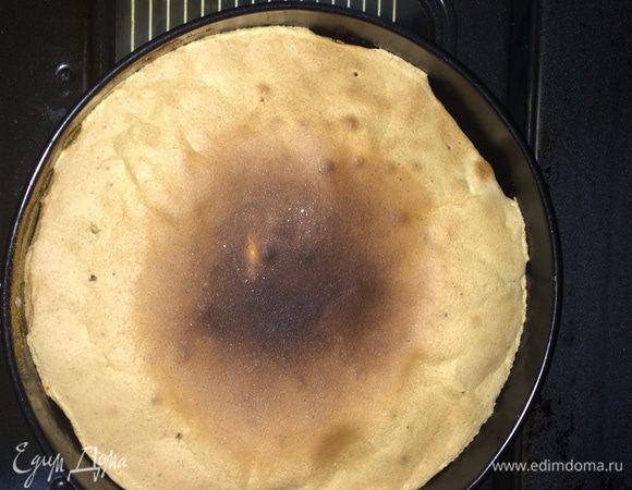 Готовое тесто вливаем в форму, и в духовку :)  Выпекать при 150-170°С. К сожалению, я никогда не обращала внимание на точное время выпечки, так как контролирую палочкой. В общем, как только палочка сухая, ваше чудо готово.