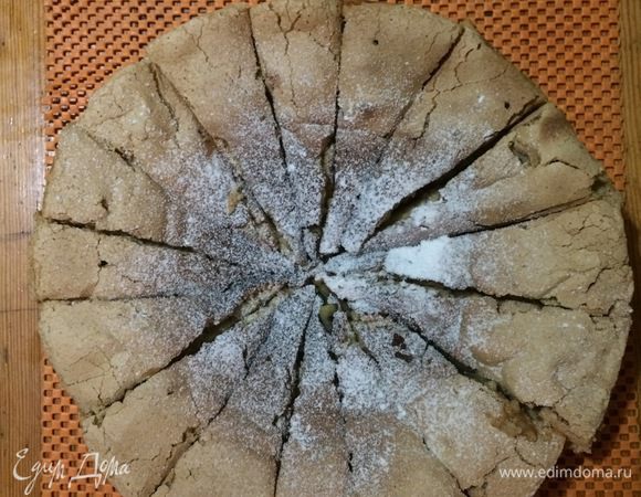 Готовый пирог желательно посыпать сахарной пудрой и подавать теплым вместе с мороженым. Приятного аппетита :)