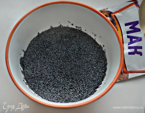 Мак залейте 150 мл кипятка и оставьте на 15 мин. под крышкой до размягчения. Затем откиньте на сито, слив лишнюю жидкость, и разотрите ступкой.