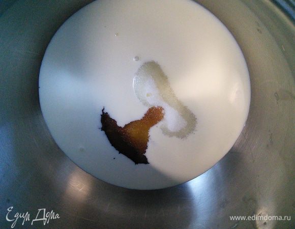 Для начала нужно приготовить миндальный слой. Для этого соединить сливки с сахаром и медом, довести до кипения (когда только появятся первые бульки). 