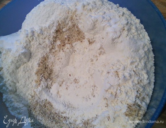 В миске смешать сухие ингредиенты: муку, молотый миндаль, соль, разрыхлитель и соду. 