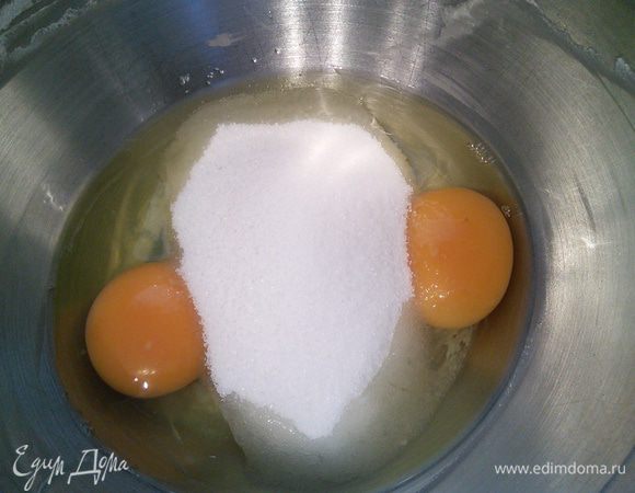 В другой миске взбить яйца комнатной температуры с сахаром до посветления и увеличения в объеме. 