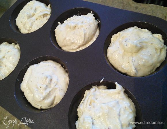 Тесто поместить в формочки для маффинов на 2/3, смазав их маслом и посыпав мукой или выложив бумажными прокладками. 