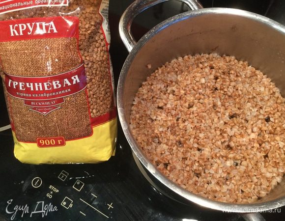 Один стакан гречневой крупы ТМ «Националь» залейте двумя стаканами кипятка, посолите и варите 7-10 минут на медленном огне, накройте крышкой и дайте настояться.