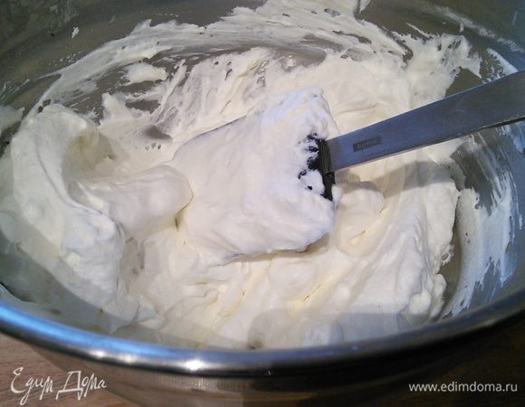 Для крема взбить сливочный сыр (маскарпоне или филадельфию, или любой другой мягкий свежий сыр) с сахарной пудрой и ванильным экстрактом. Отдельно взбить сливки и вмешать сливки в сыр лопаточкой, вымешивая сверху вниз. 
