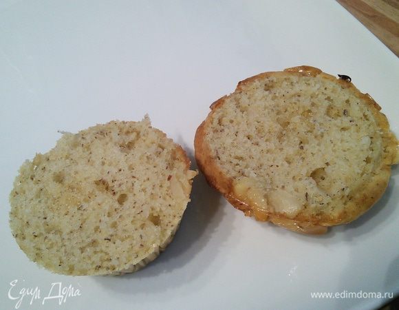 Срезать у маффинов шапочки. 