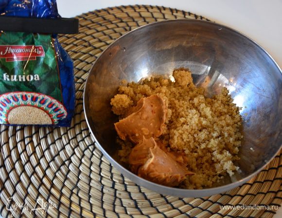 К киноа добавить арахисовую пасту, перемешать. У меня паста с орешками (Extra crunchy peanut butter).