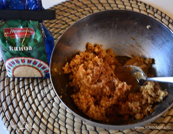 Добавить мед и корицу, перемешать.