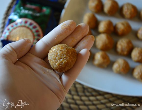 Слепить шарики. Для этого лучше одеть тоненькие перчатки и смочить руки в холодной воде. 