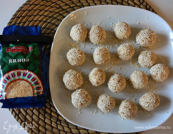 Обвалять шарики в кунжуте и убрать в морозильник на 10 минут.