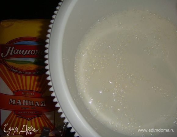 В кислое молоко всыпать сахар, соль и соду, хорошо перемешать венчиком.