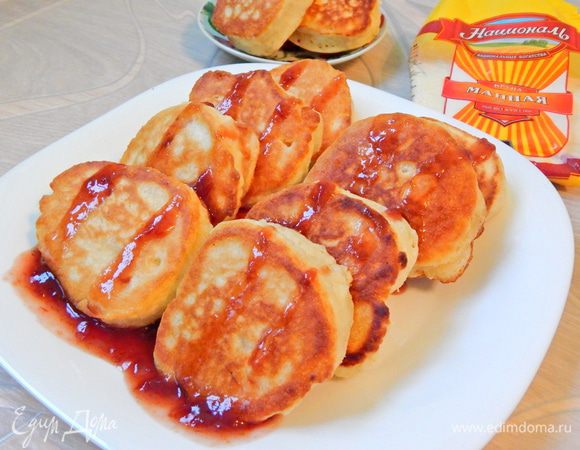 Вот такие пухлячки получились. Подаем оладушки с вареньем, сметаной или медом. Приятного аппетита!