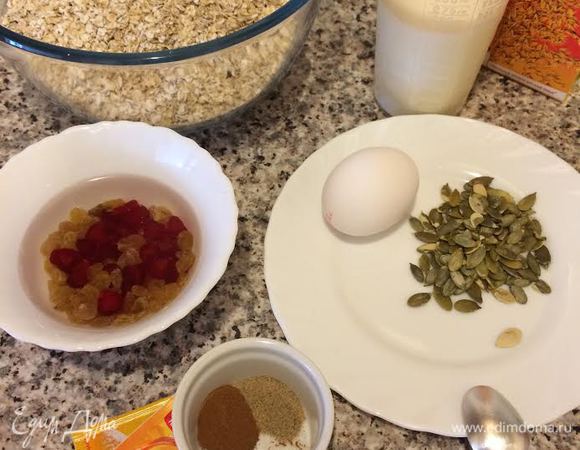 Духовку нагреть до 180°С. Изюм и вишню замочить в воде.