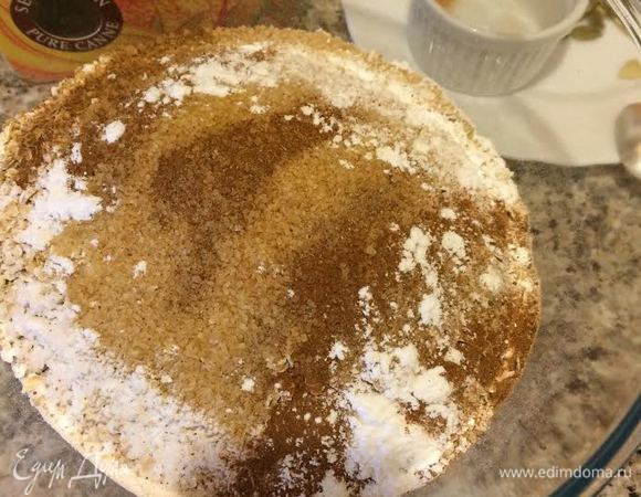 В миске смешать овсянку, сахар, соль, ванильный сахар, разрыхлитель, кардамон и корицу.