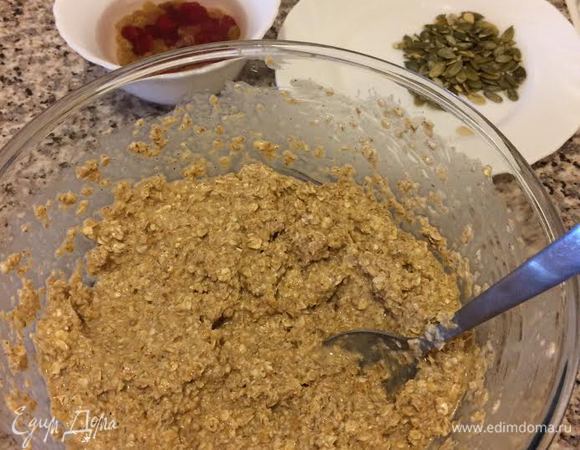 Добавить молоко, яйцо, масло, все хорошо перемешать ложкой и оставить на 10-15 минут.