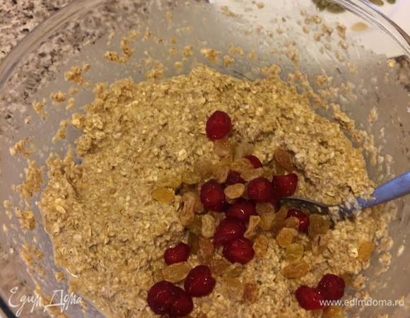 Изюм, вишню отжать, добавить к овсянке и перемешать.