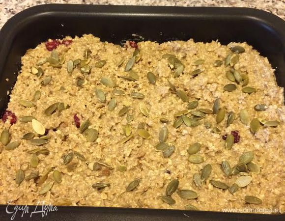 Форму (у меня 20*26 см) слегка смазать растительным маслом, выложить массу в форму, распределить и посыпать семечками.