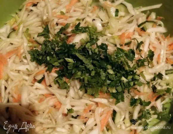 Порезать зелень и добавить к остальным овощам.