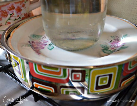 Далее нужно залить кипятком так, чтобы вода практически покрывала долму. Придавить гнетом (тарелкой и сверху — банкой с водой) и тушить на слабом огне в течение 40-50 мин.