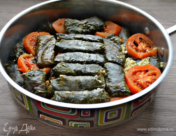 Подавайте блюдо горячим или холодным, на ваш вкус. Если вы не поститесь, то к долме хорошо подойдет соус из натурального йогурта (200 мл) с укропом (порубить пару веточек) и чесноком (1 измельченный зубчик). В соус можно немного добавить паприки или молотого перца.