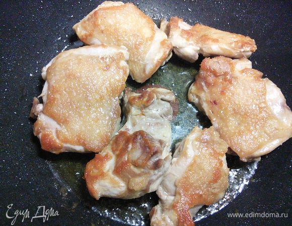 Курицу порубить на порционные кусочки. Разогреть оливковое масло и обжарить курицу со всех сторон до золотистой корочки. 