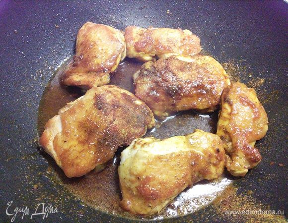 Обсыпать мясо специями. Они должны равномерно распределиться по мясу. Влить 2 ст. л. бульона, уменьшить огонь, накрыть крышкой и тушить на маленьком огне 20-30 мин. до готовности. 