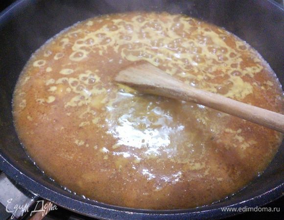 Влить бульон, уменьшить огонь и тушить на маленьком огне под крышкой 15 мин. 