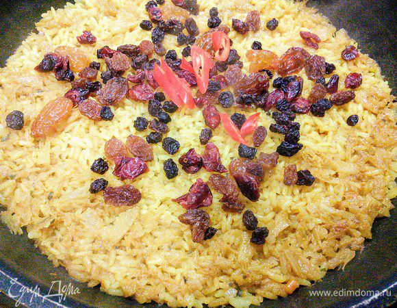 За это время рис впитает жидкость. Добавить изюм и чили, заправить соком лайма и, если необходимо, посолить. Выключить огонь и дать рису настояться. 