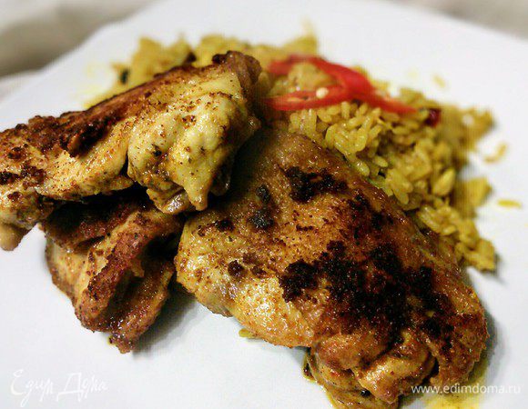 У меня были куриные бедра без костей, им хватило до готовности 20 минут. Когда мясо готово, увеличить огонь и обжарить кусочки курицы до хрустящей корочки. Мясо готово, рис тоже. 