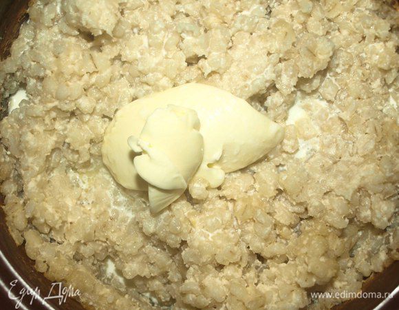 Достаем готовую кашу из духовки (через 3 часа, когда каша впитает все молоко, станет бежевого цвета). Добавляем сливочное масло, сливки. Хорошо размешиваем. Даем постоять (отдохнуть) минут 10. Можно добавить сахар и соль по вкусу, но это не обязательно. 