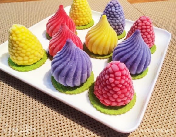 В итоге вот что получилось. Подавала я на подложке из теста сабле (осталось у меня от приготовления других десертов). Смотрелось очень эффектно. Можно панна котту подавать с лимонным сиропом — очень вкусно. Но, т.к. я вставила по клубничке в каждое «пирожное», я не стала его готовить.