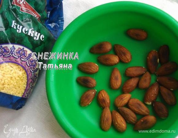 В это время обжариваем миндаль на сухой разогретой сковороде. Снимаем со сковороды, даем остыть.