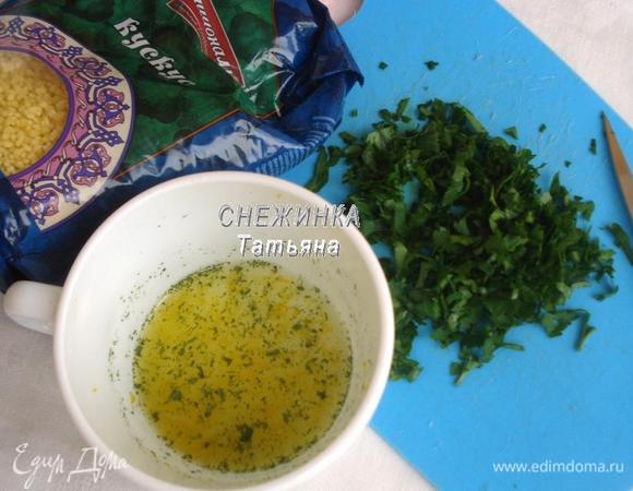 С половины лимона снимаем цедру и выжимаем сок, к нему измельчаем сухие листочки мяты. Кинзу измельчаем.