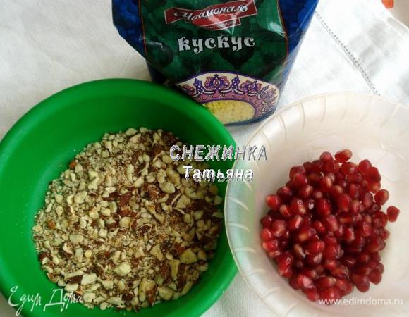 Миндаль измельчаем не очень мелко. Освобождаем зерна граната от шкурки.