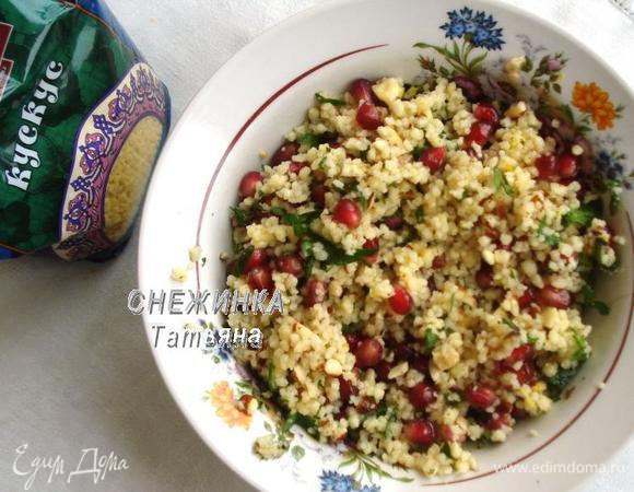 В кускус выливаем лимонный сок с добавками, кладем измельченную зелень, миндаль и зерна граната. Бережно перемешиваем вилкой. Затем нужно сбрызнуть кускус оливковым маслом и вилкой как бы придать пышность готовому гарниру.