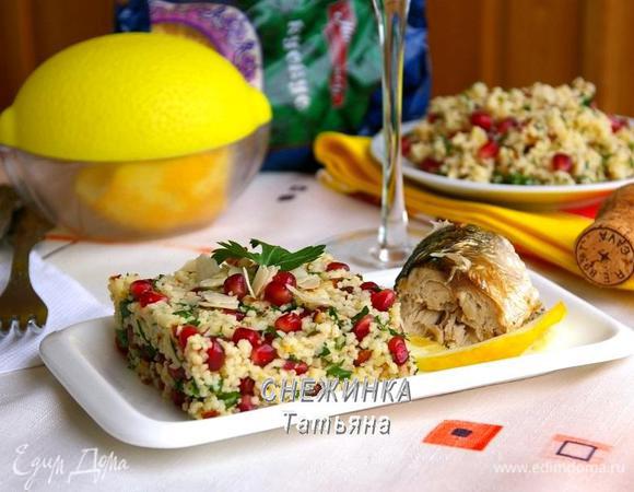 Готовый гарнир выложить при помощи формочки на тарелку вместе с рыбой (или другим основным блюдом). Я украсила ломтиком лимона и немного присыпала миндальными лепестками. 