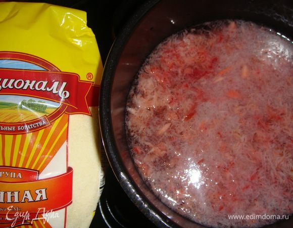 Оставшуюся мякоть выложить в кастрюльку, залить водой, всыпать сахар. Довести до кипения и варить 5 минут.