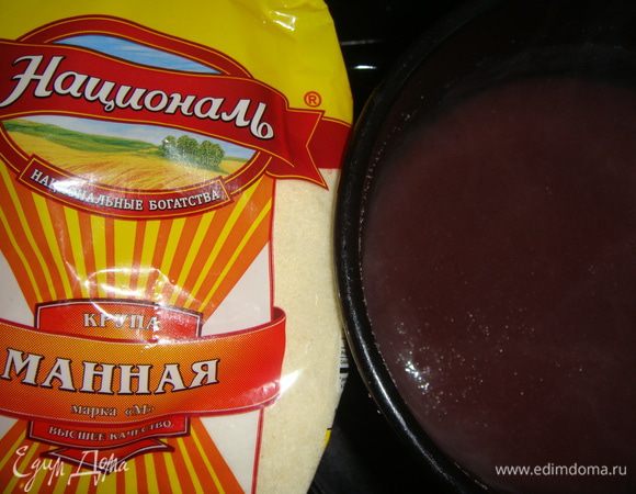 Кастрюльку с процеженным отваром поставить на огонь. Тонкой струйкой всыпать манную крупу ТМ «Националь» и варить, постоянно помешивая, в течение 5-ти минут. Остудить.