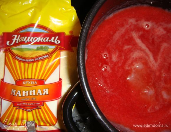 В манку влить клубничный сок. 