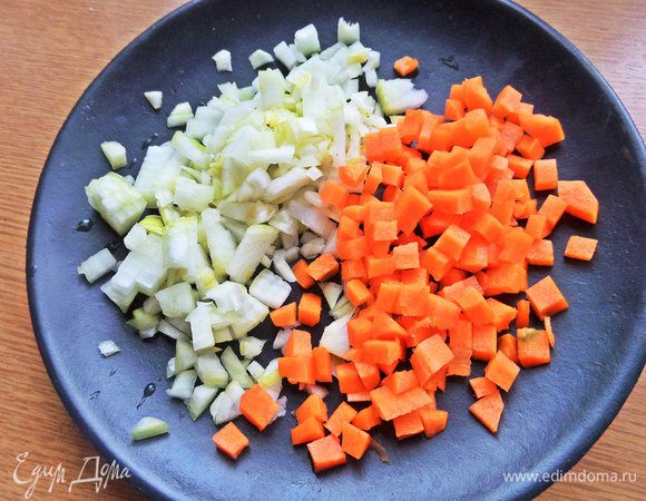 Лук и морковь нарезать мелкими кубиками.